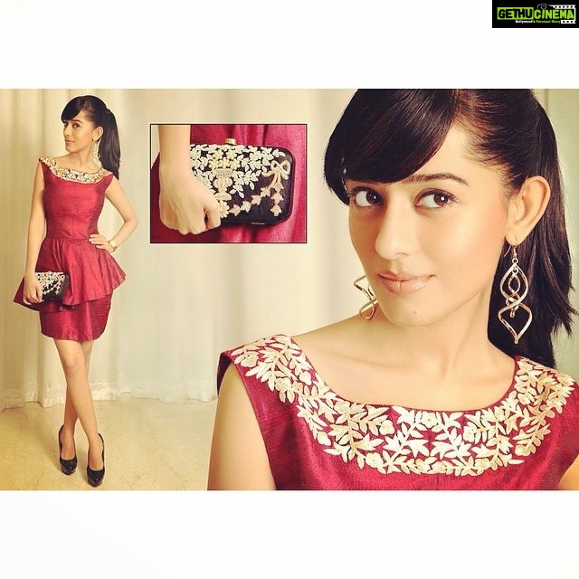 Amrita Rao Instagram - EVENT : PUNE ..... Red Chic and Set to Leave for the Venue...💅 Pune City