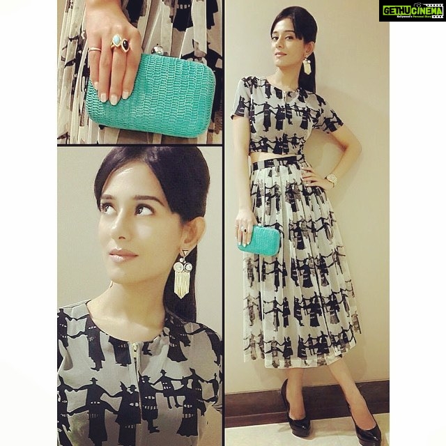Amrita Rao Instagram - Watched Sir Anupam Kher's Play : by Umeed Foundation ........ Delighted to watch @anupampkher live on stage ! ( My Vivah co-actor and an amazing human being ) ........ Styling Credits : Designer : @MasabaG : Masaba Gupta Jewellery : @curiocottagejewelry CurioCottage Clutch : Aiyana Mumbai, Maharashtra
