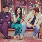 Amrita Rao Instagram - PROMOTIONS : Movie : SINGH SAHAB THE GREAT with @iamsunnydeol ...... Moment : When Kapil asked Me -Kaisa lag raha hai? Dono taraf sey tumhari tareef ho rahi hai??? I said, "TAAREEF PE TAAREEF.....TAAREEF PE TAAREEF ..TAAREEF PE TAAREEF !!! #PJ ...... #reparti #balwantraikekutte 😂😃😄 #ghayalmovie #throwback Comedy Nights with Kapil, Filmcity