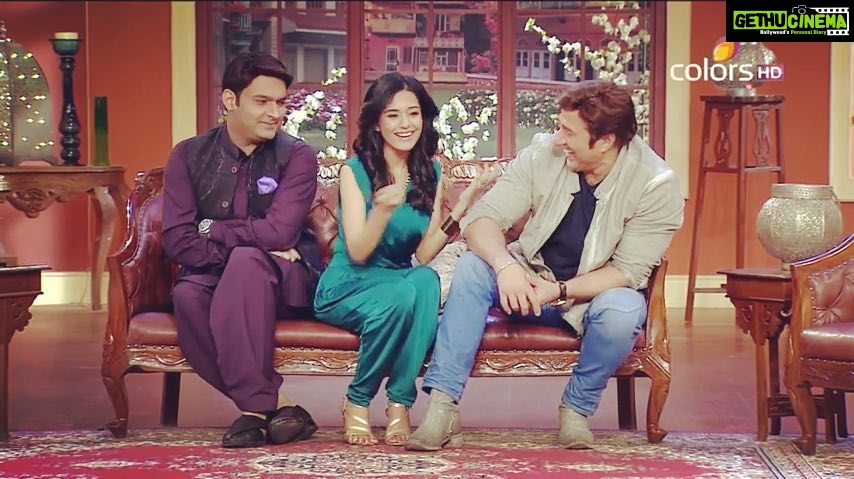 Amrita Rao Instagram - PROMOTIONS : Movie : SINGH SAHAB THE GREAT with @iamsunnydeol ...... Moment : When Kapil asked Me -Kaisa lag raha hai? Dono taraf sey tumhari tareef ho rahi hai??? I said, "TAAREEF PE TAAREEF.....TAAREEF PE TAAREEF ..TAAREEF PE TAAREEF !!! #PJ ...... #reparti #balwantraikekutte 😂😃😄 #ghayalmovie #throwback Comedy Nights with Kapil, Filmcity