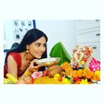 Amrita Rao Instagram – My Ukadeeche Modak moment with Ganapati Bappa 😋🌺🙏

#happyganeshchaturthi🙏 #ganapatibappamorya  #mangalmurti #morya #ukadeechemodak #modak