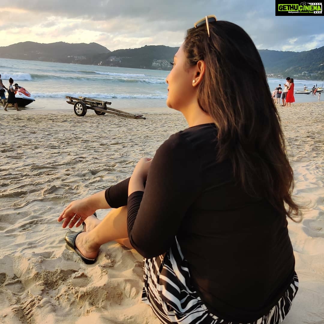 Amulya Instagram - Beach n me have a separate bonding ... The only place which makes me think on many things ...🤗
