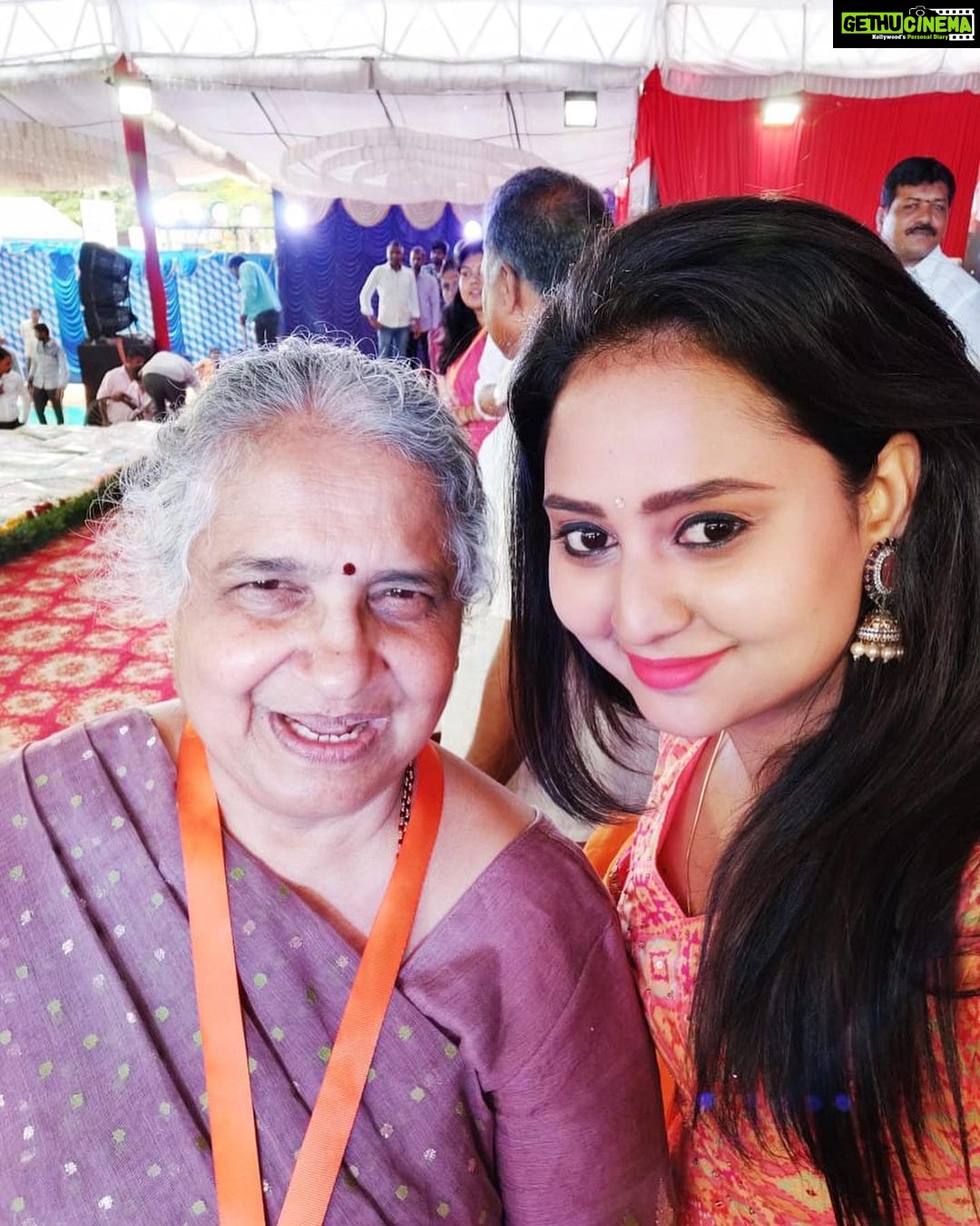 Amulya Instagram - ಈ ದಿನ ನನ್ನ ಸಂತೋಷದ ದಿನಗಳಲ್ಲೊಂದು. ಏಕೆಂದರೆ ಇಂದು ಕಾರ್ಯಕ್ರಮವೊಂದರಲ್ಲಿ ಕರ್ನಾಟಕದ ಹೆಮ್ಮೆಯ ತಾಯಿ ಶ್ರೀಮತಿ ಸುಧಾ ಮೂರ್ತಿ ಅವರೊಂದಿಗೆ ಸ್ಟೇಜ್ ಹಂಚಿಕೊಳ್ಳುವ ಸೌಭಾಗ್ಯ ನನ್ನದಾಗಿತ್ತು. ಕಾರ್ಯಕ್ರಮದ ನಂತರ ಅವರೊಂದಿಗೆ ಮಾತನಾಡಿ ಆಶೀರ್ವಾದ ತೆಗೆದುಕೊಳ್ಳಬೇಕು ಎನ್ನುಷ್ಟರಲ್ಲಿ ಸ್ವತಃ ಅವರೇ ನನ್ನನ್ನು ಅಮೂಲ್ಯಾ ಎಂದು ಕರೆದಿದ್ದು ನನಗೆ ಅತೀವ ಸಂತಸವನ್ನುಂಟು ಮಾಡಿತು. ಯಾರನ್ನು ನಾನು ನನ್ನ Inspiration ಎಂದು ಮೆಚ್ಚಿಕೊಳ್ಳುತ್ತಿದ್ದೆನೋ ಆ ಆಮ್ಮನೇ ನನ್ನೊಂದಿಗೆ ಮಾತನಾಡಿ, ನನ್ನ 'ಚೆಲುವಿನ ಚಿತ್ತಾರ' ಮೂವಿ ಎಂದು ಮೆಚ್ಚುಗೆ ವ್ಯಕ್ತಪಡಿಸಿದರು. ಆಗ ನಾನು, ನನ್ನ ಬಗ್ಗೆ ನಿಮಗೆ ಗೊತ್ತಾ ಅಮ್ಮಾ ಎಂದು ಕೇಳಿದಾಗ, ಹೌದು ನೀವು ಮತ್ತು ನಿಮ್ಮ ಪತಿ ಜಗದೀಶ್ ಚಂದ್ರ ಕೂಡಾ ಗೊತ್ತು ಎಂದಾಗ ನನಗೆ ನಿಜಕ್ಕೂ ಇದು ಮರೆಯಲಾಗದ ಸಂದರ್ಭ. 🙏 Bangalore, India