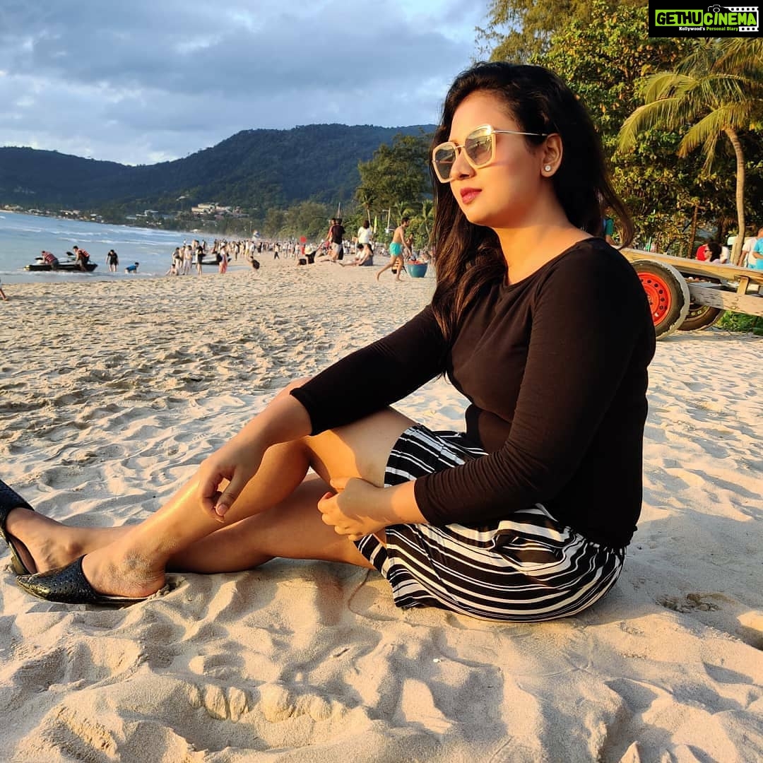 Amulya Instagram - Beach n me have a separate bonding ... The only place which makes me think on many things ...🤗