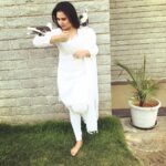 Amulya Instagram - Sometimes I wish I was a bird ,to fly high when ever I want too... n it’s summer please keep a bowl of water for birds ...#ilovebirds #white #pigeon #lovemyself ❤️ Bangaolre