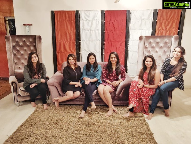 Amulya Instagram - N yes this is the last pic for #2018...Thank you for everything #2018 ... #friends4life #myfavppl 🥰 Bangalore, India