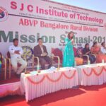 Amulya Instagram - ಶಕ್ತಿ, ಸಾಮರ್ಥ್ಯ, ಪ್ರತಿಭೆಗಳ ಮೂಲಕ ಅದ್ಭುತ ಸಾಧನೆಗಳನ್ನು ಮಾಡುತ್ತಿರುವ ಮಹಿಳೆಯರು ತಮ್ಮ ಸ್ವ-ರಕ್ಷಣೆಯಲ್ಲೂ ಮುಂದಾಗಬೇಕೆಂಬ ಉದ್ದೇಶದಿಂದ ‘ಮಿಷನ್ ಸಾಹಸಿ’ ಹೆಸರಿನಲ್ಲಿ ಅಖಿಲ ಭಾರತೀಯ ವಿದ್ಯಾರ್ಥಿ ಪರಿಷತ್ ದೇಶದಾದ್ಯಂತ ಲಕ್ಷಾಂತರ ವಿದ್ಯಾರ್ಥಿನಿಯರಿಗೆ ಕರಾಟೆ, ಮಾರ್ಷಲ್ ಆರ್ಟ್ಸ್ ತರಬೇತಿಯನ್ನು ನೀಡುತ್ತಿದೆ. ಇಂದು ಎಬಿವಿಪಿ ಕರ್ನಾಟಕ ಮತ್ತು ಆದಿಚುಂಚನಗಿರಿ ವಿಶ್ವವಿದ್ಯಾಲಯ ಚಿಕ್ಕಬಳ್ಳಾಪುರ ವತಿಯಿಂದ ಹಮ್ಮಿಕೊಳ್ಳಲಾಗಿದ್ದ ‘ಮಿಷನ್ ಸಾಹಸಿ’ ಕಾರ್ಯಕ್ರಮದ ಉದ್ಘಾಟನೆಯಲ್ಲಿ ಪಾಲ್ಗೊಂಡೆ. ಸುಮಾರು 5000 ಕ್ಕೂ ಹೆಚ್ಚು ವಿದ್ಯಾರ್ಥಿನಿಯರು ಭಾಗವಹಿಸಿದ್ದರು. ಮಹಿಳೆಯರು ದೈನಂದಿನ ಜೀವನವನ್ನು ನಿರ್ಭೀತಿಯಿಂದ ಹಾಗೂ ಆತ್ಮವಿಶ್ವಾಸದಿಂದ ನಡೆಸಬೇಕೆಂಬ ಉದ್ದೇಶದಿಂದ ರೂಪುಗೊಂಡಿರುವ ಈ ಅಭಿಯಾನ ಶ್ಲಾಘನೀಯ.