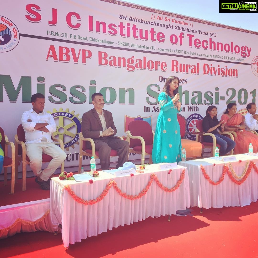 Amulya Instagram - ಶಕ್ತಿ, ಸಾಮರ್ಥ್ಯ, ಪ್ರತಿಭೆಗಳ ಮೂಲಕ ಅದ್ಭುತ ಸಾಧನೆಗಳನ್ನು ಮಾಡುತ್ತಿರುವ ಮಹಿಳೆಯರು ತಮ್ಮ ಸ್ವ-ರಕ್ಷಣೆಯಲ್ಲೂ ಮುಂದಾಗಬೇಕೆಂಬ ಉದ್ದೇಶದಿಂದ ‘ಮಿಷನ್ ಸಾಹಸಿ’ ಹೆಸರಿನಲ್ಲಿ ಅಖಿಲ ಭಾರತೀಯ ವಿದ್ಯಾರ್ಥಿ ಪರಿಷತ್ ದೇಶದಾದ್ಯಂತ ಲಕ್ಷಾಂತರ ವಿದ್ಯಾರ್ಥಿನಿಯರಿಗೆ ಕರಾಟೆ, ಮಾರ್ಷಲ್ ಆರ್ಟ್ಸ್ ತರಬೇತಿಯನ್ನು ನೀಡುತ್ತಿದೆ. ಇಂದು ಎಬಿವಿಪಿ ಕರ್ನಾಟಕ ಮತ್ತು ಆದಿಚುಂಚನಗಿರಿ ವಿಶ್ವವಿದ್ಯಾಲಯ ಚಿಕ್ಕಬಳ್ಳಾಪುರ ವತಿಯಿಂದ ಹಮ್ಮಿಕೊಳ್ಳಲಾಗಿದ್ದ ‘ಮಿಷನ್ ಸಾಹಸಿ’ ಕಾರ್ಯಕ್ರಮದ ಉದ್ಘಾಟನೆಯಲ್ಲಿ ಪಾಲ್ಗೊಂಡೆ. ಸುಮಾರು 5000 ಕ್ಕೂ ಹೆಚ್ಚು ವಿದ್ಯಾರ್ಥಿನಿಯರು ಭಾಗವಹಿಸಿದ್ದರು. ಮಹಿಳೆಯರು ದೈನಂದಿನ ಜೀವನವನ್ನು ನಿರ್ಭೀತಿಯಿಂದ ಹಾಗೂ ಆತ್ಮವಿಶ್ವಾಸದಿಂದ ನಡೆಸಬೇಕೆಂಬ ಉದ್ದೇಶದಿಂದ ರೂಪುಗೊಂಡಿರುವ ಈ ಅಭಿಯಾನ ಶ್ಲಾಘನೀಯ.