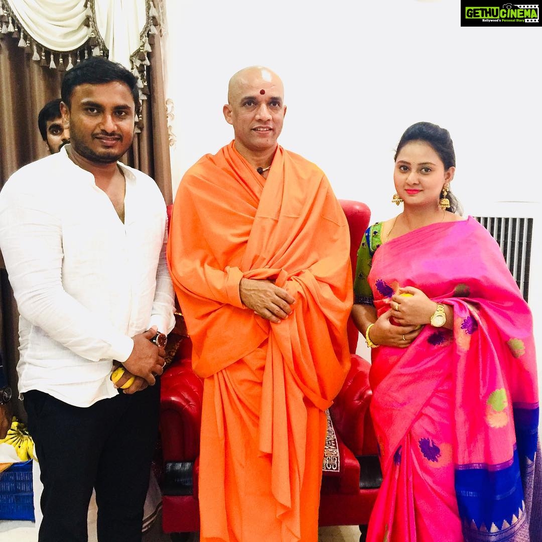 Amulya Instagram - ಶ್ರೀ ಶ್ರೀ ಶ್ರೀ ಡಾ. ನಿರ್ಮಲಾನಂದನಾಥ ಸ್ವಾಮಿಜಿ ಅವರಿಂದ ಆಶಿರ್ವಾದ ಪಡೆದ ಅಪೂರ್ವ ಕ್ಷಣಗಳು. 🙏