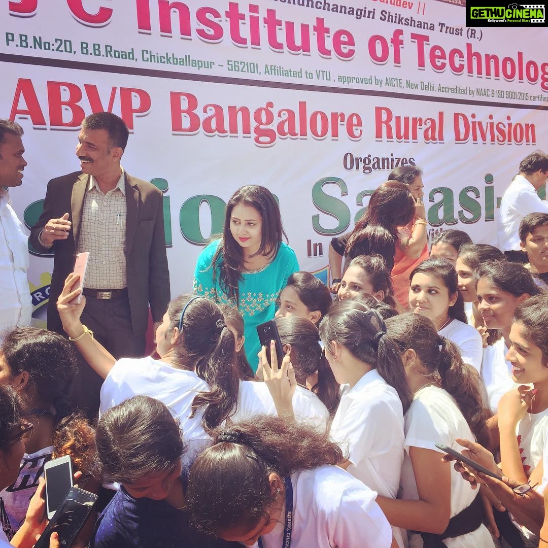 Amulya Instagram - ಶಕ್ತಿ, ಸಾಮರ್ಥ್ಯ, ಪ್ರತಿಭೆಗಳ ಮೂಲಕ ಅದ್ಭುತ ಸಾಧನೆಗಳನ್ನು ಮಾಡುತ್ತಿರುವ ಮಹಿಳೆಯರು ತಮ್ಮ ಸ್ವ-ರಕ್ಷಣೆಯಲ್ಲೂ ಮುಂದಾಗಬೇಕೆಂಬ ಉದ್ದೇಶದಿಂದ ‘ಮಿಷನ್ ಸಾಹಸಿ’ ಹೆಸರಿನಲ್ಲಿ ಅಖಿಲ ಭಾರತೀಯ ವಿದ್ಯಾರ್ಥಿ ಪರಿಷತ್ ದೇಶದಾದ್ಯಂತ ಲಕ್ಷಾಂತರ ವಿದ್ಯಾರ್ಥಿನಿಯರಿಗೆ ಕರಾಟೆ, ಮಾರ್ಷಲ್ ಆರ್ಟ್ಸ್ ತರಬೇತಿಯನ್ನು ನೀಡುತ್ತಿದೆ. ಇಂದು ಎಬಿವಿಪಿ ಕರ್ನಾಟಕ ಮತ್ತು ಆದಿಚುಂಚನಗಿರಿ ವಿಶ್ವವಿದ್ಯಾಲಯ ಚಿಕ್ಕಬಳ್ಳಾಪುರ ವತಿಯಿಂದ ಹಮ್ಮಿಕೊಳ್ಳಲಾಗಿದ್ದ ‘ಮಿಷನ್ ಸಾಹಸಿ’ ಕಾರ್ಯಕ್ರಮದ ಉದ್ಘಾಟನೆಯಲ್ಲಿ ಪಾಲ್ಗೊಂಡೆ. ಸುಮಾರು 5000 ಕ್ಕೂ ಹೆಚ್ಚು ವಿದ್ಯಾರ್ಥಿನಿಯರು ಭಾಗವಹಿಸಿದ್ದರು. ಮಹಿಳೆಯರು ದೈನಂದಿನ ಜೀವನವನ್ನು ನಿರ್ಭೀತಿಯಿಂದ ಹಾಗೂ ಆತ್ಮವಿಶ್ವಾಸದಿಂದ ನಡೆಸಬೇಕೆಂಬ ಉದ್ದೇಶದಿಂದ ರೂಪುಗೊಂಡಿರುವ ಈ ಅಭಿಯಾನ ಶ್ಲಾಘನೀಯ.