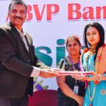 Amulya Instagram - ಶಕ್ತಿ, ಸಾಮರ್ಥ್ಯ, ಪ್ರತಿಭೆಗಳ ಮೂಲಕ ಅದ್ಭುತ ಸಾಧನೆಗಳನ್ನು ಮಾಡುತ್ತಿರುವ ಮಹಿಳೆಯರು ತಮ್ಮ ಸ್ವ-ರಕ್ಷಣೆಯಲ್ಲೂ ಮುಂದಾಗಬೇಕೆಂಬ ಉದ್ದೇಶದಿಂದ ‘ಮಿಷನ್ ಸಾಹಸಿ’ ಹೆಸರಿನಲ್ಲಿ ಅಖಿಲ ಭಾರತೀಯ ವಿದ್ಯಾರ್ಥಿ ಪರಿಷತ್ ದೇಶದಾದ್ಯಂತ ಲಕ್ಷಾಂತರ ವಿದ್ಯಾರ್ಥಿನಿಯರಿಗೆ ಕರಾಟೆ, ಮಾರ್ಷಲ್ ಆರ್ಟ್ಸ್ ತರಬೇತಿಯನ್ನು ನೀಡುತ್ತಿದೆ. ಇಂದು ಎಬಿವಿಪಿ ಕರ್ನಾಟಕ ಮತ್ತು ಆದಿಚುಂಚನಗಿರಿ ವಿಶ್ವವಿದ್ಯಾಲಯ ಚಿಕ್ಕಬಳ್ಳಾಪುರ ವತಿಯಿಂದ ಹಮ್ಮಿಕೊಳ್ಳಲಾಗಿದ್ದ ‘ಮಿಷನ್ ಸಾಹಸಿ’ ಕಾರ್ಯಕ್ರಮದ ಉದ್ಘಾಟನೆಯಲ್ಲಿ ಪಾಲ್ಗೊಂಡೆ. ಸುಮಾರು 5000 ಕ್ಕೂ ಹೆಚ್ಚು ವಿದ್ಯಾರ್ಥಿನಿಯರು ಭಾಗವಹಿಸಿದ್ದರು. ಮಹಿಳೆಯರು ದೈನಂದಿನ ಜೀವನವನ್ನು ನಿರ್ಭೀತಿಯಿಂದ ಹಾಗೂ ಆತ್ಮವಿಶ್ವಾಸದಿಂದ ನಡೆಸಬೇಕೆಂಬ ಉದ್ದೇಶದಿಂದ ರೂಪುಗೊಂಡಿರುವ ಈ ಅಭಿಯಾನ ಶ್ಲಾಘನೀಯ.