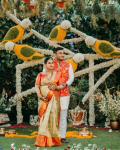 Amulya Instagram - Golden Moments ♥️ . . . Pc : @deepak_vijay_photography Jewellery : @gajraj_jewellers Make up : @yathishmakeover03 Decor : @sravans_weddingworld Bangalore, India