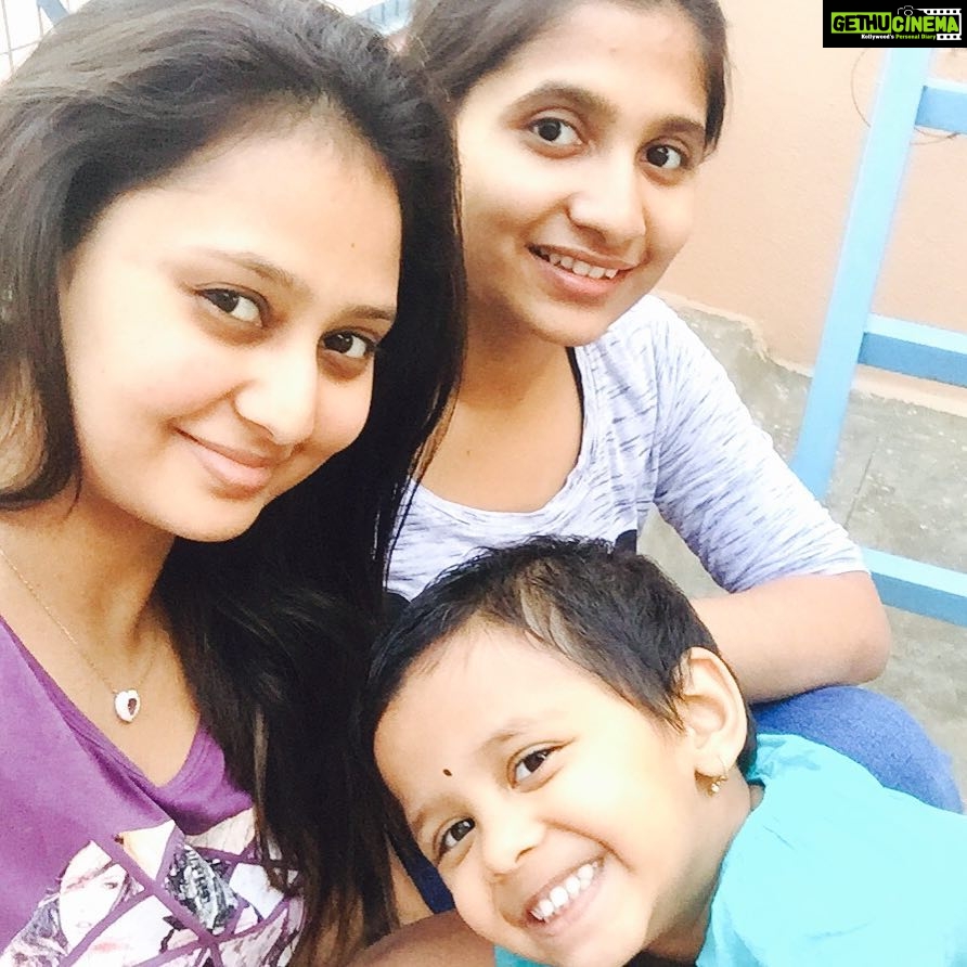 Amulya Instagram - Sunset 🌅 #sisterlove #beingnatural #terrace #photobombyashvi 😘😍