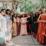Amulya Instagram - Love , love and love was the only vibe I felt ... #myfavoritefamily #myindustry ♥️♥️♥️ P.C - @deepak_vijay_photography Designer - @chandangowda_official Decor - @sowmyaguddi Hamper - @__revera__