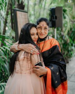 Amulya Instagram - My favourite candids ♥️ #forever @divyaspandana @iamradhikapandit @iamhariprriya @sunayanasuresh @priyanka_upendra @bharathi_vishnuvardhan @shruthi__krishnaa @sudharanigovardhan @malavikaavinash @ashika_rangnath @prajnas_official