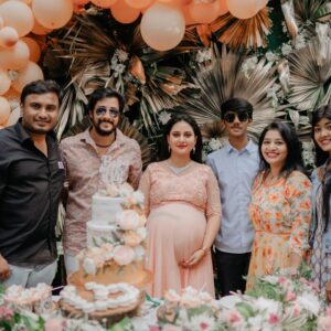 Amulya Instagram - Love , love and love was the only vibe I felt ... #myfavoritefamily #myindustry ♥️♥️♥️ P.C - @deepak_vijay_photography Designer - @chandangowda_official Decor - @sowmyaguddi Hamper - @__revera__