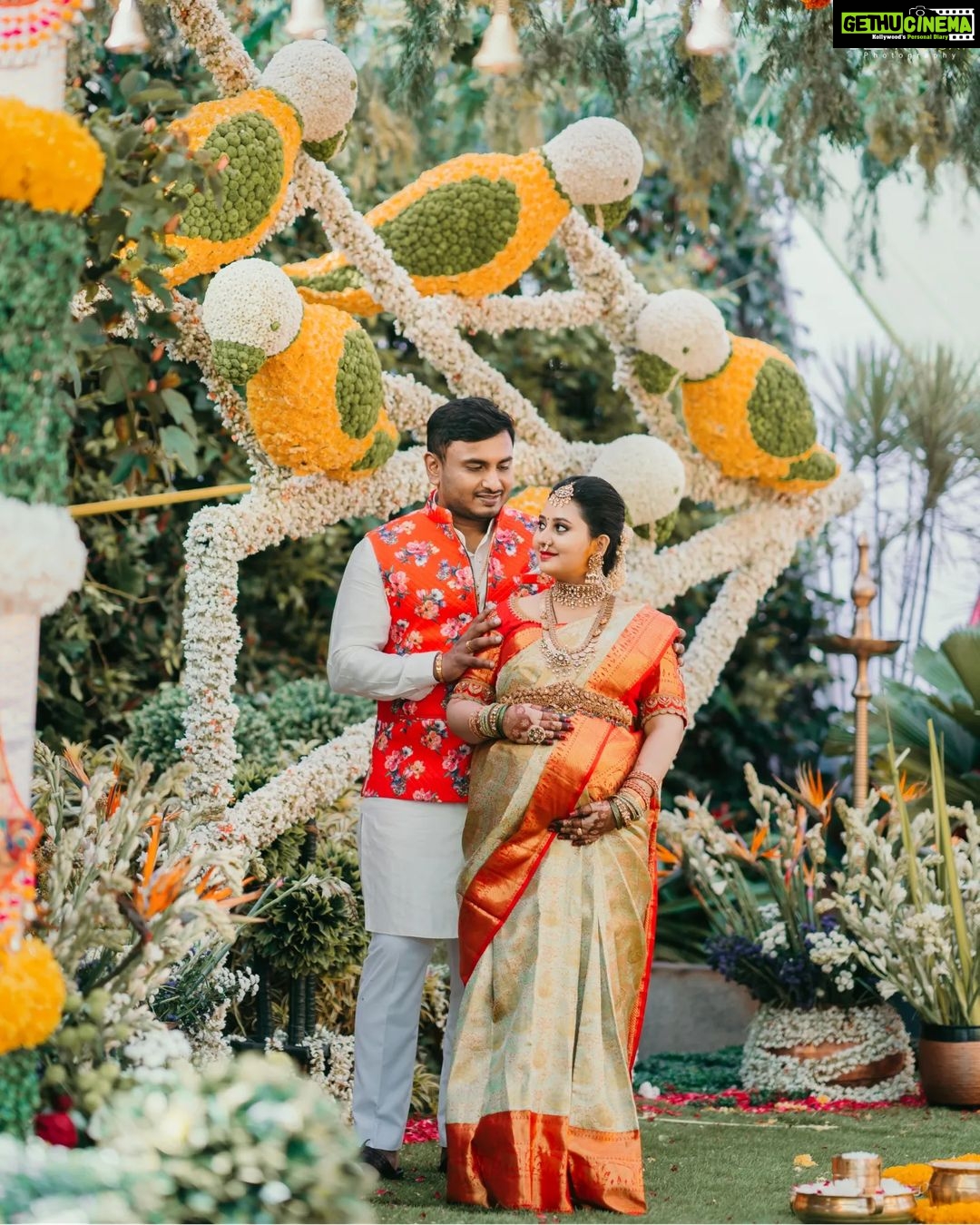 Amulya Instagram - Golden Moments ♥️ . . . Pc : @deepak_vijay_photography Jewellery : @gajraj_jewellers Make up : @yathishmakeover03 Decor : @sravans_weddingworld Bangalore, India