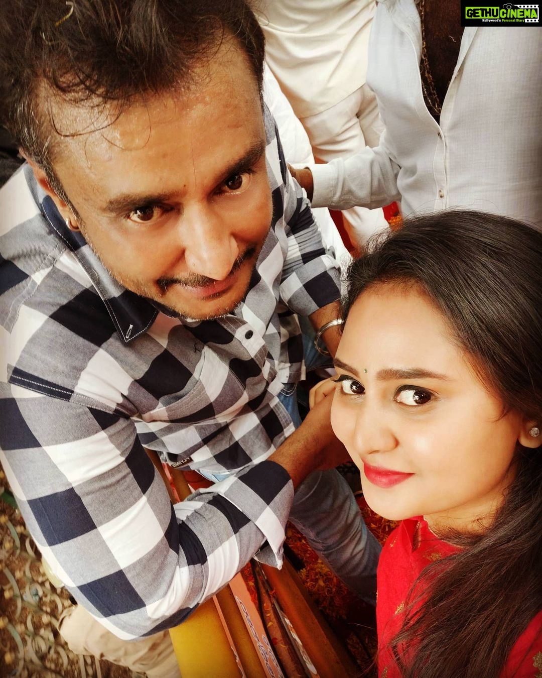 Amulya Instagram - ಹೆಸರು ಗಳಿಸಿದರೆ ನಿಮ್ಮಂತೆ ಹೆಸರು ಗಳಿಸಬೇಕು ಅನಿಸಿತು ಇಂದು ನಿಮ್ಮೊಂದಿಗೆ ಕ್ಯಾಂಪೇನ್(ಪ್ರಚಾರ) ಮಾಡಿ. ನಿಮ್ಮ ಅಭಿಮಾನಿ ಬಳಗವನ್ನು ನೋಡಿ ನಾನು ಮೂಕವಿಸ್ಮಿತನಾಗಿದ್ದೇನೆ. ನಿಮ್ಮ ಪ್ರೀತಿ ಮತ್ತು ಪ್ರೋತ್ಸಾಹ ನನ್ನ ಮೇಲೆ ಸದಾ ಇರಲಿ @darshanthoogudeepashrinivas 🙏😍.