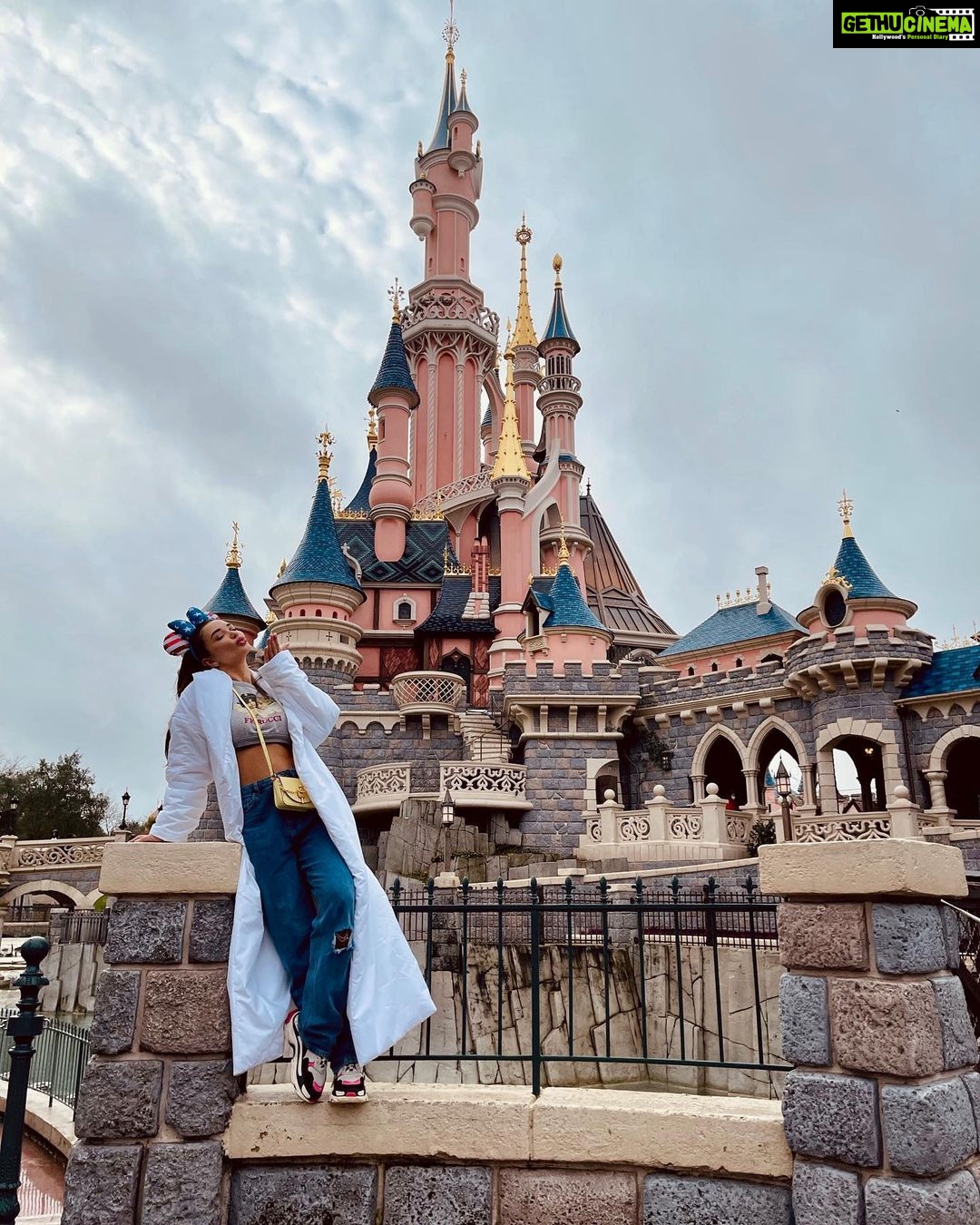 Amy Jackson Instagram - My karma for having the audacity to go to Disneyland without my toddler… slide right 🙃 #DisneyinaDuvetDay { Genuinely thought you were just being extra fashun this time @kstewartstylist } Disneyland Paris
