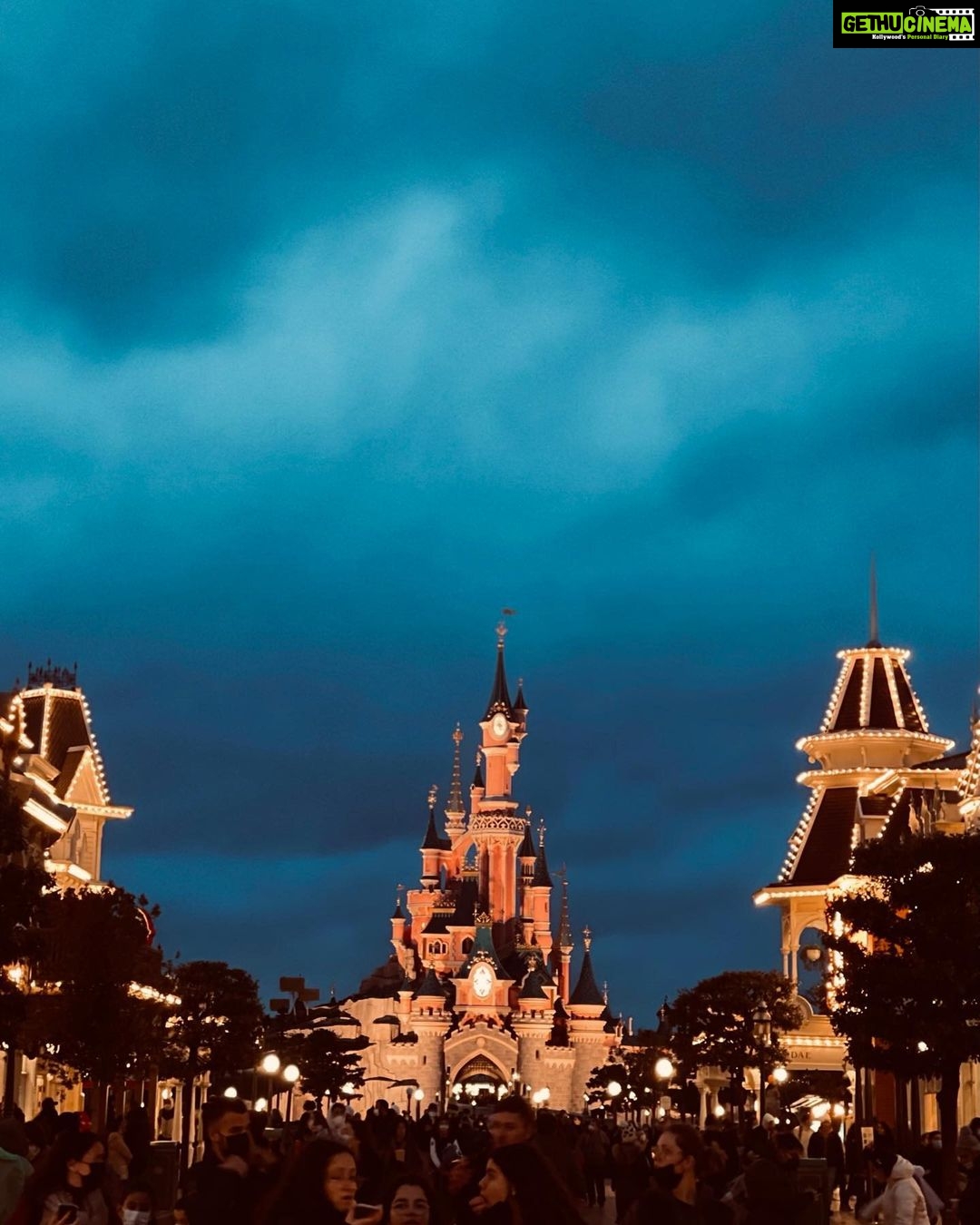 Amy Jackson Instagram - My karma for having the audacity to go to Disneyland without my toddler… slide right 🙃 #DisneyinaDuvetDay { Genuinely thought you were just being extra fashun this time @kstewartstylist } Disneyland Paris