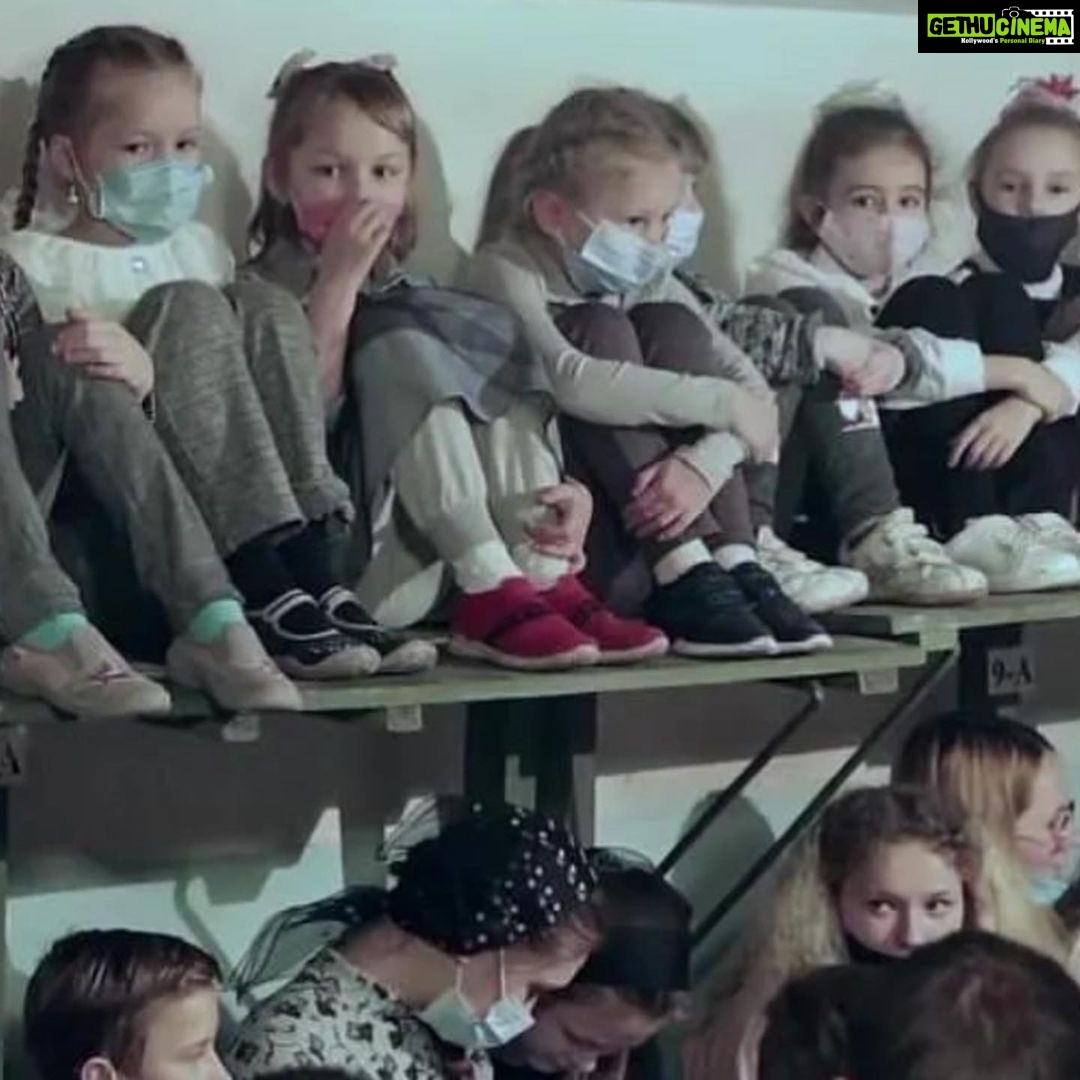Amy Jackson Instagram - I can not even begin to imagine what the children, parents and people of Ukraine are going through. We are with you Ukraine 🇺🇦💙 urgent funds are needed… please donate through the link in my bio.