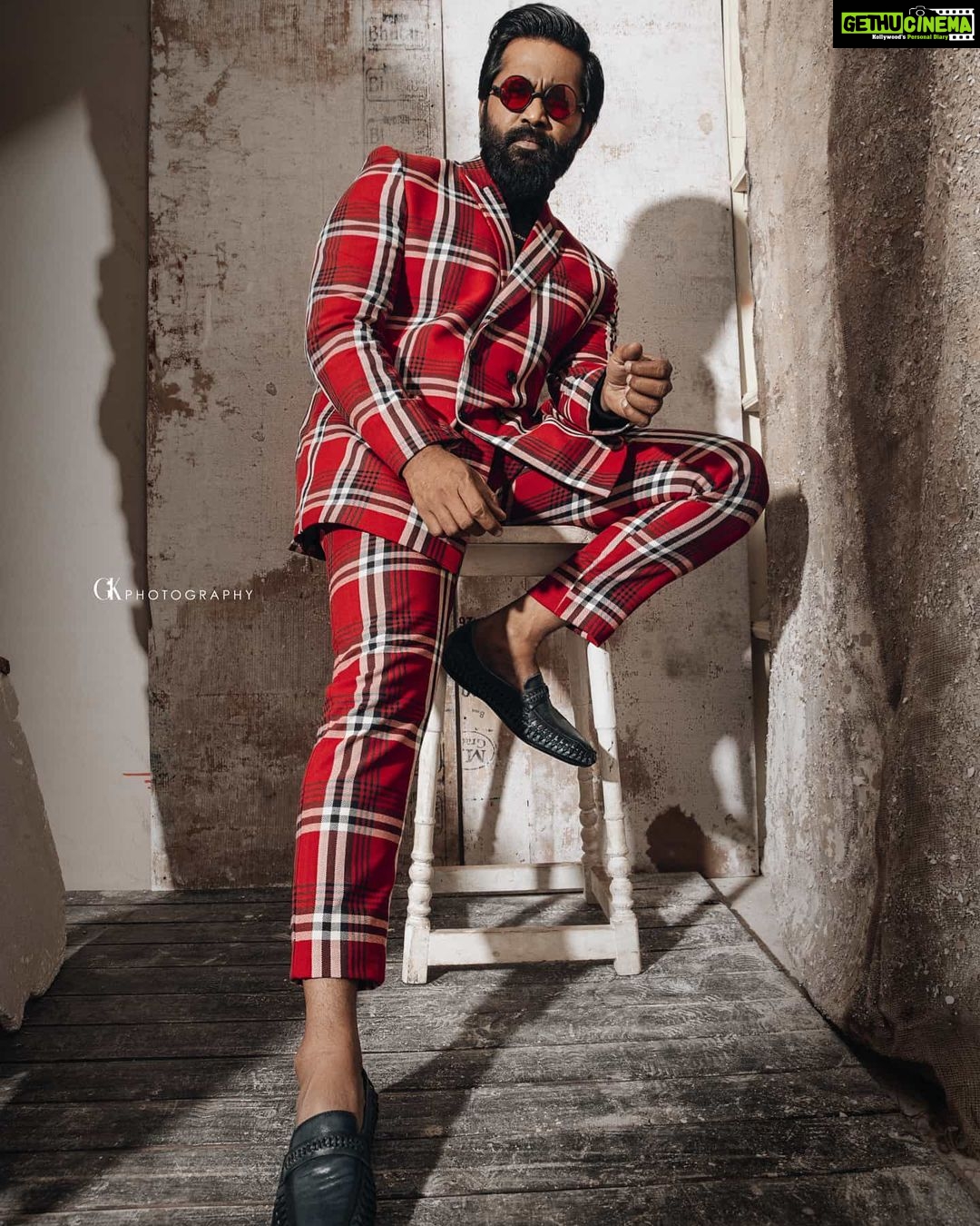 Amzath Khan Instagram - #newpost #fashionphotography #red #fashionblogger #fashion #model #mensstyle #men #styling #lifestyle #clothing #retro #malemodel #chennai #actorslife #actor #photography - @gk_.photography._ @raghul_raghupathy #styling #costumes - @vynod.sundar #hairstyling - @s_h_a_r_a_n_s_t_y_l_i_s_t #makeup - @makeoverbyimti #bearded #beardedmen #beardedtamizhan #tamizhan Chennai, India