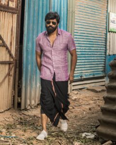 Amzath Khan Instagram - Vaa Nanba !!! @pumaindia Yenna selavu senju costume deisgn pannaloom , Namma local style dhan pa bestu ;) @suraj_desur_photography 📸 Styling - Amzath Khan 😎 #streets #chennai #newpost #movies #kollywood #actorslife #streetstyle #local #attire #modellife #men #tamizhan