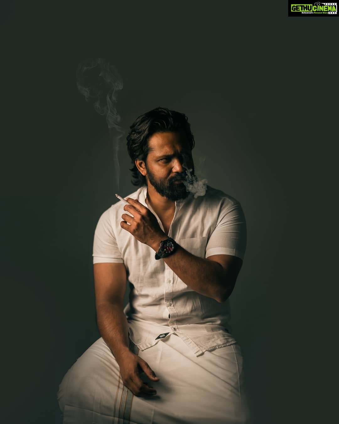 Amzath Khan Instagram - One of my most favourite pic clicked by @rahulravindran bro ! #photography #lights #halflight #portraitphotography #portraits #fashionblogger #actorslife #actor