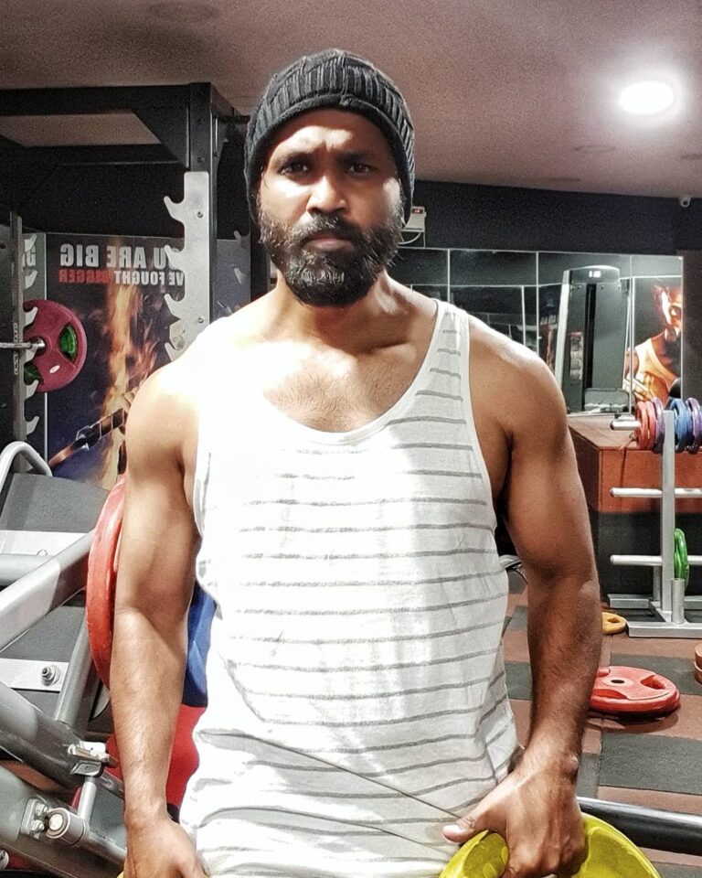 Amzath Khan Instagram - Lets make sure 2019 begins TIGHT 😎 #fitlife #stayfit #2019 #newyearseve #goodstart #fitness #stayactive #muscles #motivation #gym #lifegoals SLAM Lifestyle and Fitness Studio