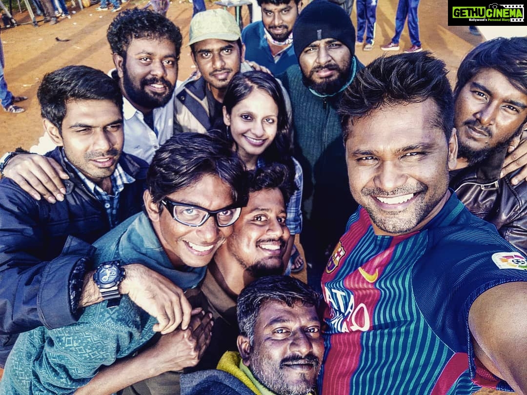 Amzath Khan Instagram - Tired faces with happy minds :) #iravaakaalam officially wrapped up, team selfie :) happy to be a part of a soulful film 😍 #kollywood #actorslife goodbye Ooty 🙏🙏🙏 hello Chennai 😎 @princejabakaran @harisudhan_palaniswamy @sathya_dir @balajiathmanathan #movies #tamil
