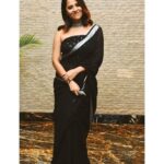 Anasuya Bharadwaj Instagram - Never ending love for 1. Black 2. Saree 3. Silver jewellery 4. Last but not least - Anasuya ❤ Beautiful @itsme_anasuya for #Khiladi pre release event!!!! 🍀 Makeup - @makeupbysiva Hair - @telusivakrishna