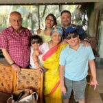Anasuya Bharadwaj Instagram - Sunday well spent! 🧿❤️ #InLawsMarriageAnniversary #Familia #MyConstant @susank.bharadwaj @anuradha_khasba @ambicakhasba @sijilpadmarajan @susant_bharadwaj Missed you @vaishnavikhasba 😌