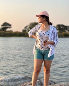 Anasuya Bharadwaj Instagram - Of Sunsets, River, Solitude and Solace.. 

#WeekendTreasures 🔆🏞
