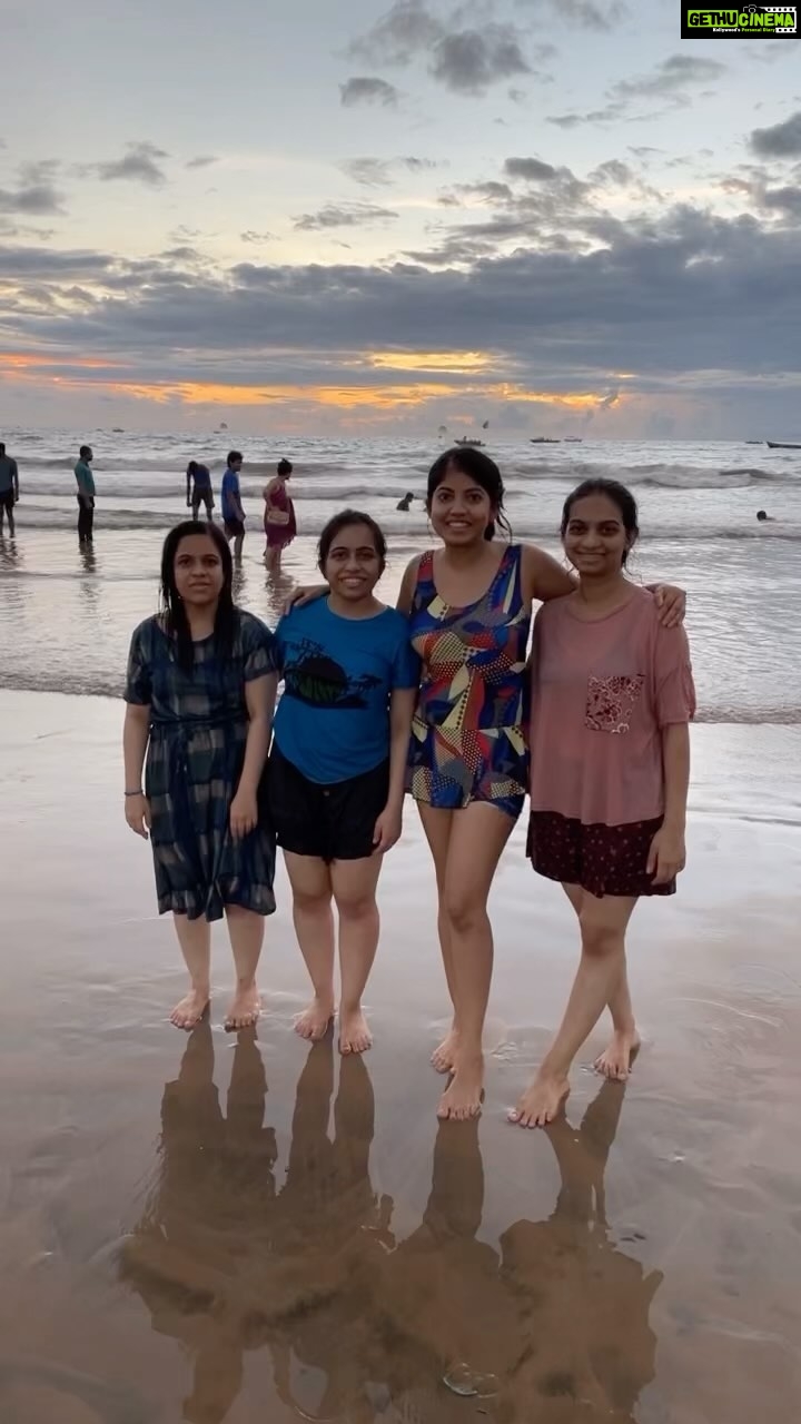 Anaswara Kumar Instagram - We tried🤪😁🤗💕 #sisterlove❤️ #funfun #goa #bagabeach #bannare #instagood #reelkarofeelkaro