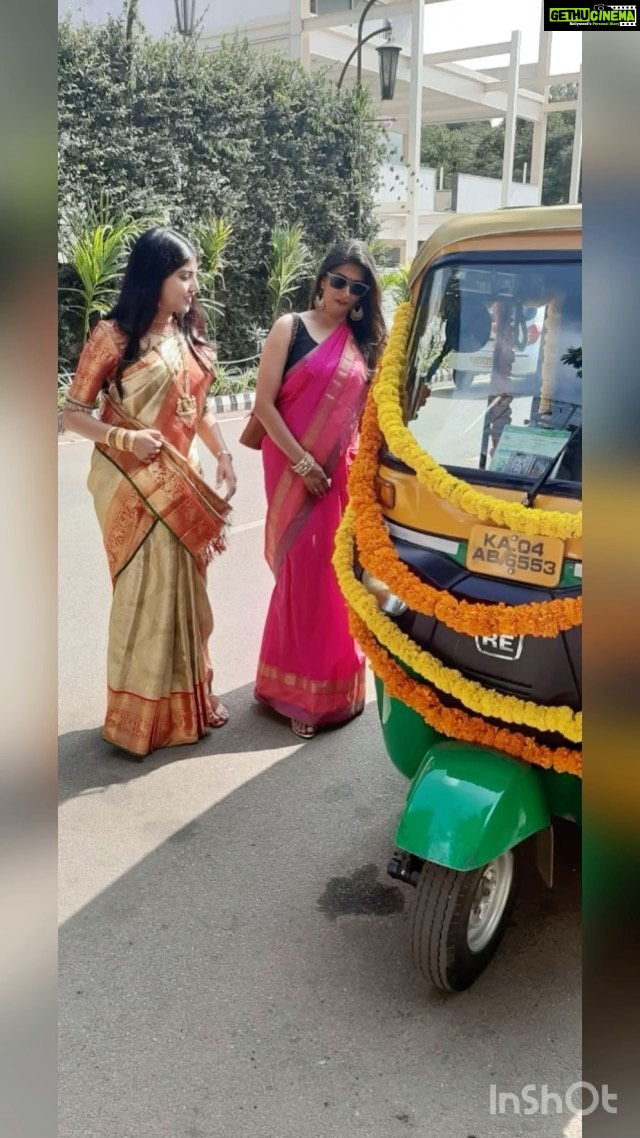 Anaswara Kumar Instagram - Had to keep up with the #pawritrend lol😂😂 #pawrihoraihai #precovidmemories @sassycheesecube