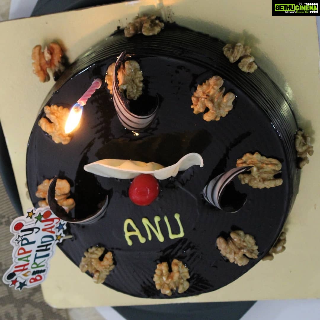 Anaswara Kumar Instagram - #newyear #birthday #cakemeaway