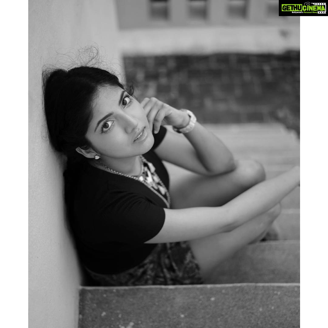 Anaswara Kumar Instagram - 📸 PC : @iamsadhi . . . . . . . . . . . . #photography #photoshoot #naturallight #첸나이 #blackandwhitephotography #pose #lookintomyeyes #사진술 #사진촬영