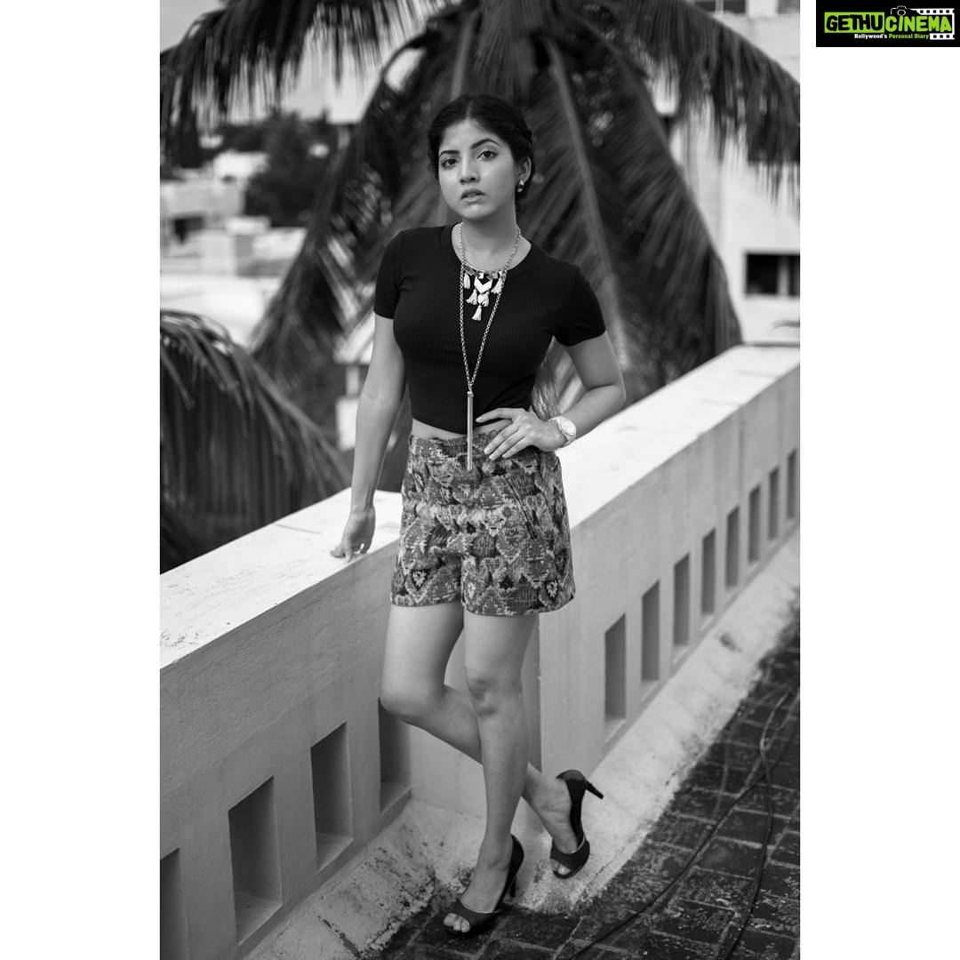 Anaswara Kumar Instagram - 📸 PC : @iamsadhi . . . . . . . . #photography #photoshoot #naturallight #첸나이 #blackandwhitephotography #pose #slay #사진술 #사진촬영