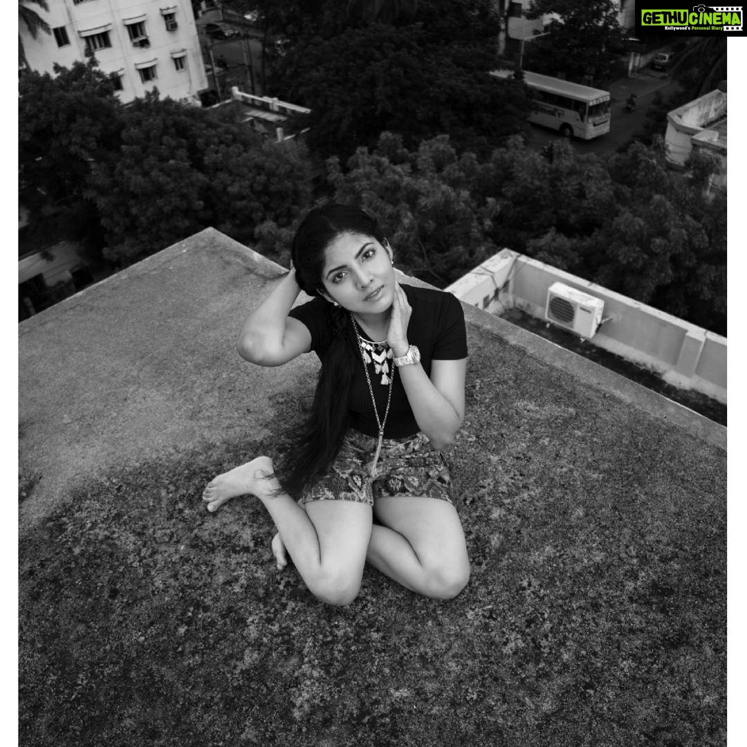 Anaswara Kumar Instagram - 📸 PC : @iamsadhi . . . . . . . . #photography #photoshoot #naturallight #첸나이 #blackandwhitephotography #pose #justsmile😊 #사진술 #사진촬영