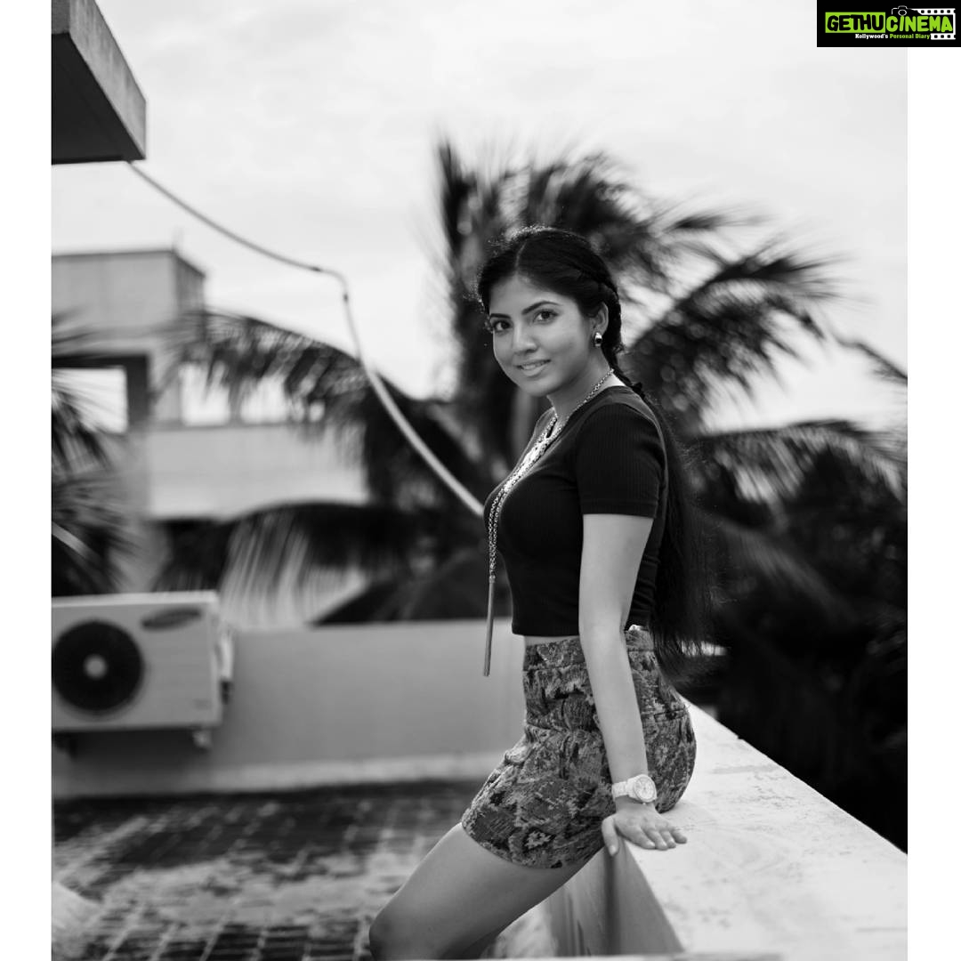 Anaswara Kumar Instagram - 📸 PC : @iamsadhi . . . . . . . . . #photography #photoshoot #naturallight #첸나이 #blackandwhitephotography #pose #justsmile😊 #사진술 #사진촬영