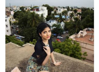 Anaswara Kumar Instagram - 📸 PC : @iamsadhi . . . . . . . . . #photography #photoshoot #naturallight #첸나이 #barefoot #ontheroof #사진술 #사진촬영