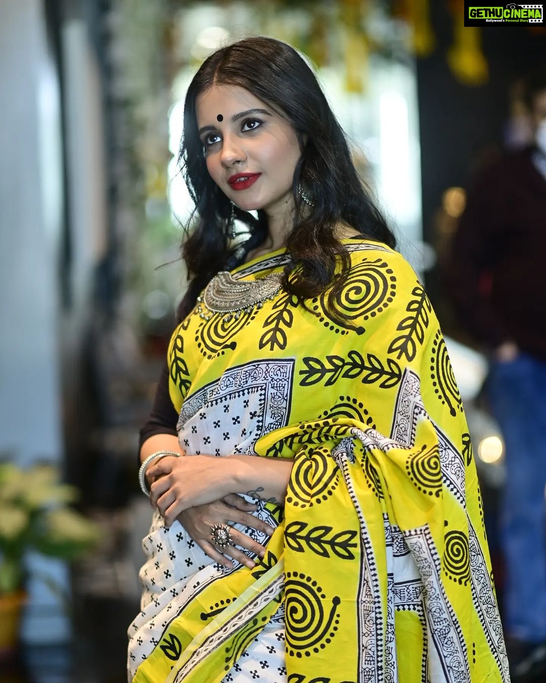 Angana Roy Instagram - π«π€ Photographer: @its_your_sahil2646 @sourav3934 Make-up: @sahab1 Hair: @moumitasani #postoftheday #thursdayvibes #throwbackthursday #sareelove #sareefashion #yellowandblack #lookbook #lookoftheday SVF