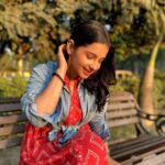 Angana Roy Instagram - Sunset state of mind. 📸 @aaanubhab #sunkissed #sunset #winteriscoming #autumnleaves #naturallightphotography #pictureoftheday #denim #park #bench #wednesday #hoops #hairstyle #instaphoto #stateofmind #weddingseason #pinklips #novembersunset #sunisup #outfitoftheday