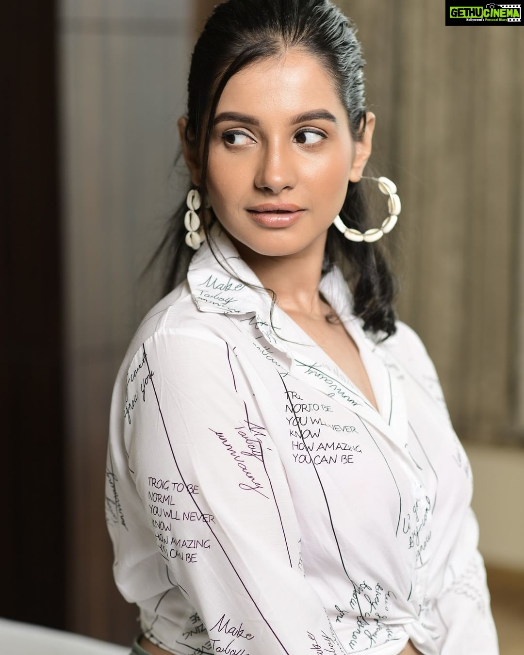 Angana Roy Instagram - Mauje naina milke #fridaypost #cokestudio #songoftheday #photoshoot #friyayyy #igers #shorthairstyle #aesthetic #hoteldecor #roomwithaview #nudelips #interiordesign #whitetop #loveforwhite #peaceout #lookbook #SeptemberToRemember Pipal Tree Hotel - Kolkata