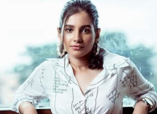 Angana Roy Instagram - Hello September. Photographed by: @sourav3934 Makeup by: @anupdasmakeup Styling by: @tamashreeroy #friday #postoftheweek #busyweek #photoshoot #hotelroom #fashionshoot #fashionblog #indianphotoshoot #september #friyayvibes #loveyourselffirst #whiteshirt #posé #makeuplover #igdaily #igindia #hoopearrings Pipal Tree Hotel - Kolkata