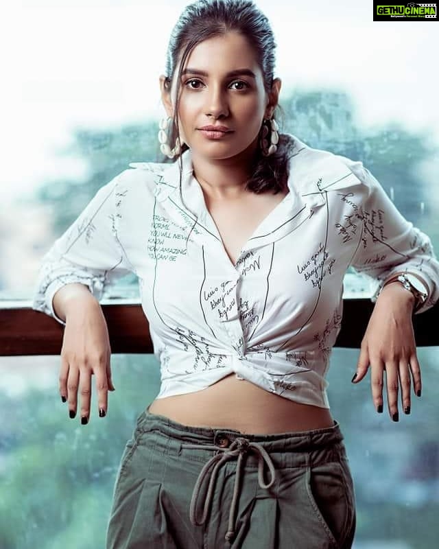 Angana Roy Instagram - Hello September. Photographed by: @sourav3934 Makeup by: @anupdasmakeup Styling by: @tamashreeroy #friday #postoftheweek #busyweek #photoshoot #hotelroom #fashionshoot #fashionblog #indianphotoshoot #september #friyayvibes #loveyourselffirst #whiteshirt #posé #makeuplover #igdaily #igindia #hoopearrings Pipal Tree Hotel - Kolkata