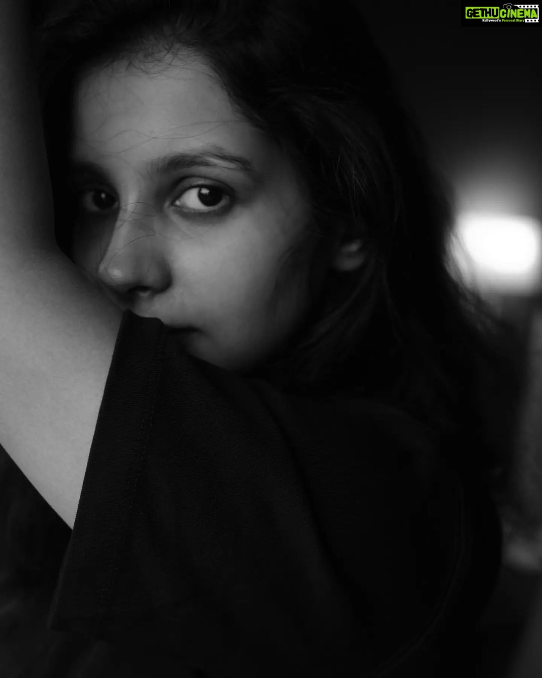 Angana Roy Instagram - Waqt ki ye baatein hai, isse guzar jaane do 📸@frames_unfiltered #bnwphotography #bnwportrait #kolkata_paparazzi #blacklove #lookoftheday #thursdaythoughts #eyesonyou #bombay #messy #disheveledhair #eyebrowcut #nomakeuplook #wokeuplikethis #portraitpage #indoorphotoshoot #indoorlighting #hotelroomportraits #casualshoot #fuji #fujifilmportraits #blurrylines Sun-N-Sand Hotel