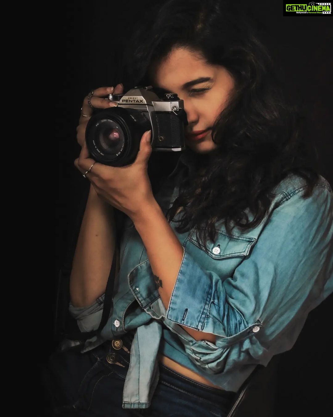Angana Roy Instagram - Happy World Photography Day! Yes yes, I am just holding it to strike a pose. #photooftheday #worldphotographyday #photoeveryday #throwbackthursday #cameralover #photoshoot #pentax #artistoninstagram #photographylovers #womeninphotography #pictureframes #photographersofindia