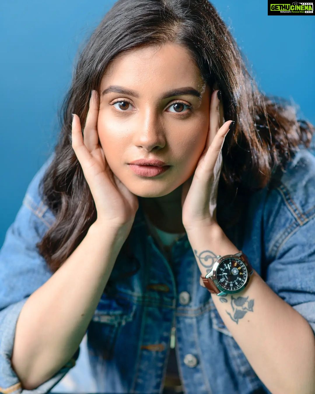 Angana Roy Instagram - Unstoppable. 📸@sourav3934 💄@anupdasmakeup 👗@tamashreeroy Managed by @svfbrands #unstoppable #sia #mondaymusic #mondayvibes #lookbook #lookatmenow #blueaesthetic #bluejeanbaby #eyesonyou #anganaroy Pipal Tree Hotel - Kolkata