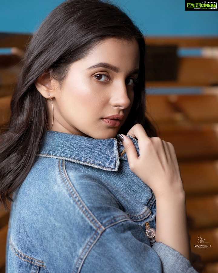 Angana Roy Instagram - She's a blur of bright colours in a sea of black and brown. Photographer: @sourav3934 MUA: @anupdasmakeup Stylist: @tamashreeroy Managed by : @svfbrands #babyblue #mondayvibes #instastyle #instagood #kaboom #photoshoot #shorthairstyle #anganaroyy #portraitphotography #portraitphotographer #aestheticedits #she Pipal Tree Hotel - Kolkata